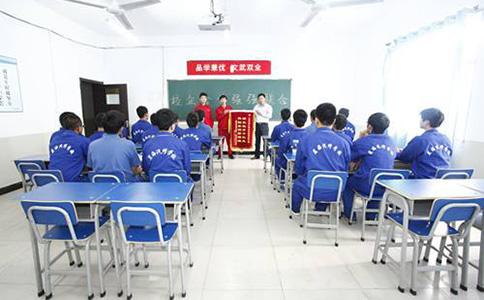選擇重慶汽修學(xué)校，要注意哪幾點(diǎn)?