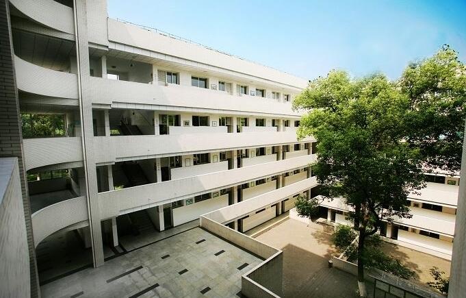 綦江縣楊地灣學(xué)?！赋踔胁俊?></a></div>
            <dl>
              <dt><a href=