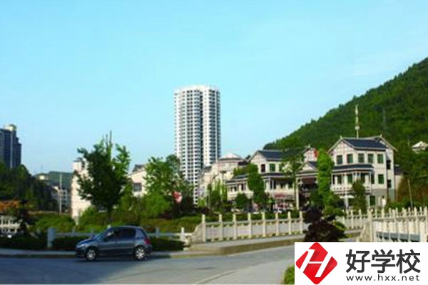 湘西自治州技工學(xué)校的位置在哪里？校園環(huán)境怎么樣？