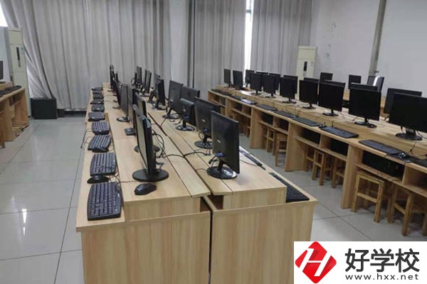 益陽華中物聯(lián)網中等職業(yè)學校實訓室