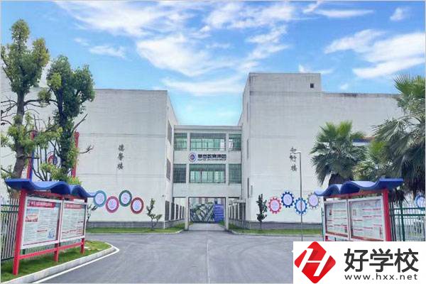 衡陽華岳學(xué)校是公立還是私立？學(xué)費(fèi)是多少？