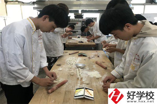 懷化中專學費是多少？有什么資助政策？