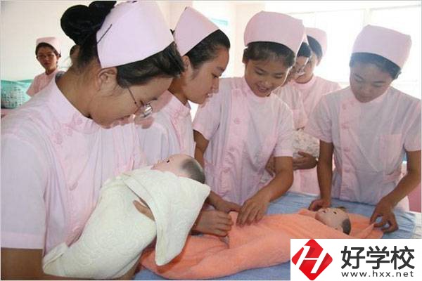 湖南衛(wèi)校最熱門的專業(yè)是哪個(gè)？?jī)?yōu)缺點(diǎn)是什么？