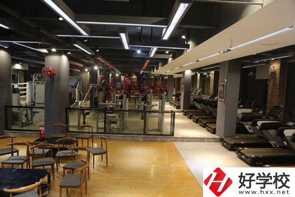 湖南懷化商業(yè)學校是中專嗎？學校環(huán)境好不好？