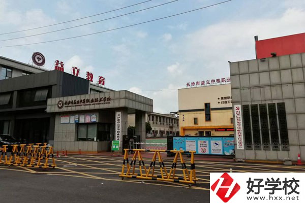 想報(bào)旅游服務(wù)與管理專業(yè)，推薦湖南的這所中職學(xué)校！