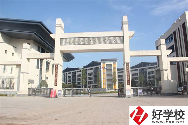 懷化市新晃縣職業(yè)中專的管理怎么樣？嚴(yán)格嗎？