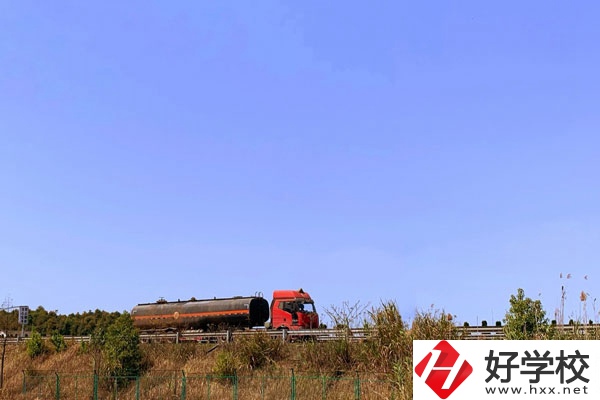 隆回湖湘職業(yè)中專學校值得學生報考么？