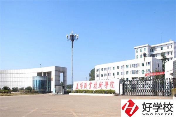 益陽(yáng)職業(yè)技術(shù)學(xué)院(中職部)大門