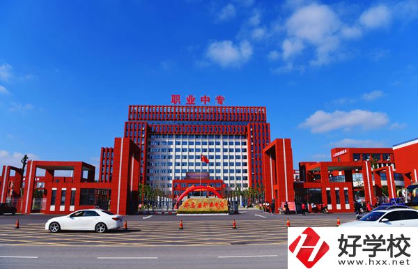 華容縣職業(yè)中專(zhuān)值得報(bào)考么？學(xué)校環(huán)境怎么樣？