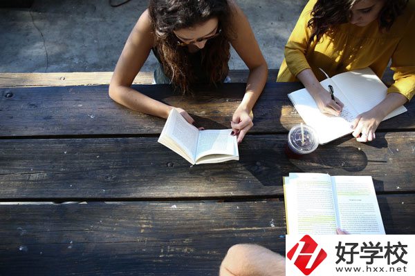 在懷化有什么職?？梢詫W(xué)習(xí)幼師？好不好？