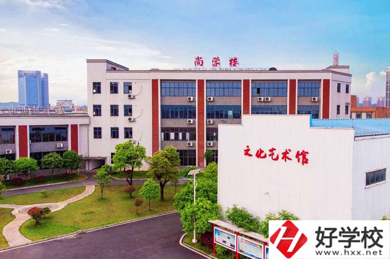 榮豐中等職業(yè)技術(shù)學(xué)校設(shè)施完善嗎？宿舍環(huán)境怎么樣？