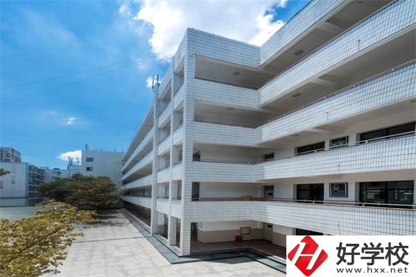 去長(zhǎng)沙建筑工程學(xué)校的乘車路線是什么？