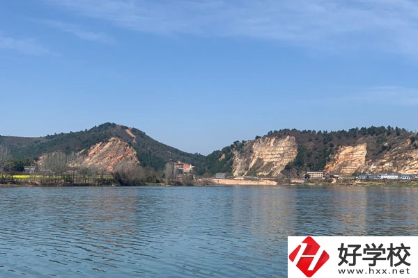 想當廚師該選張家界哪所技工學(xué)校？