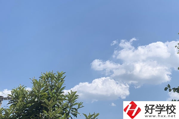 永州湘南職業(yè)技術(shù)學校環(huán)境以及食堂環(huán)境怎么樣？