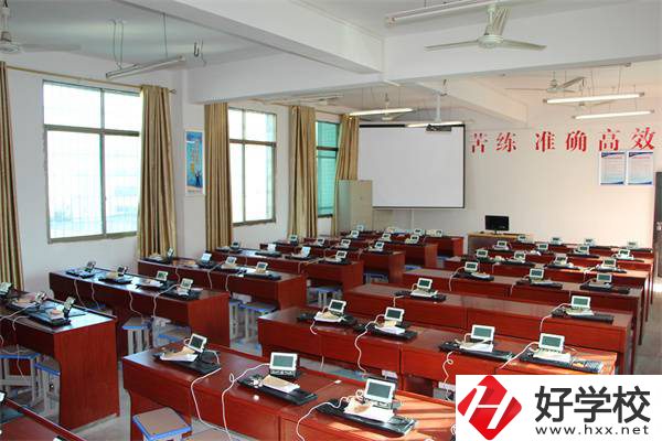 婁底市第一職業(yè)中學(xué)有五年制專業(yè)嗎？錄取要求高嗎？
