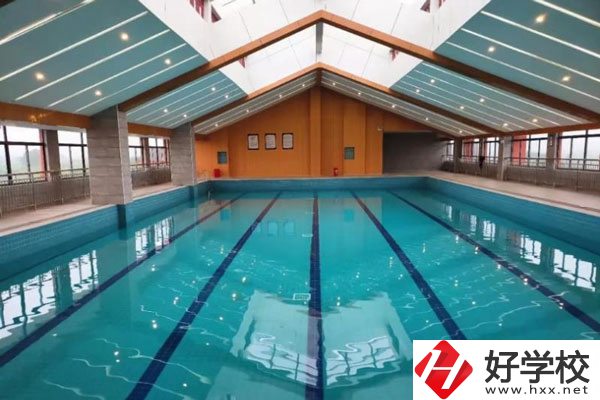 湖南懷化商業(yè)學校是中專嗎？學校環(huán)境好不好？