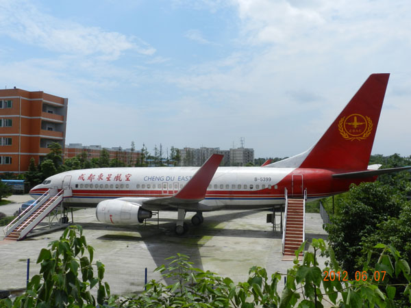 成都航空學(xué)校一年學(xué)費是多少？