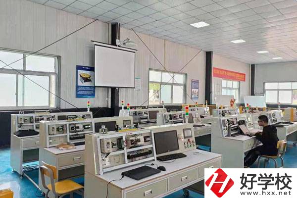 株洲人工智能職業(yè)技術(shù)學(xué)校是公辦還是民辦？學(xué)費(fèi)貴嗎？