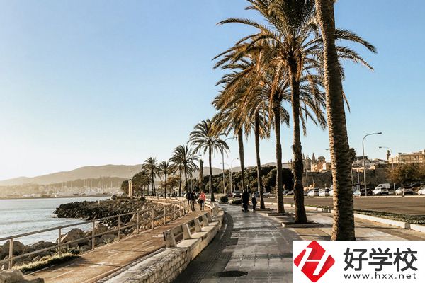 湖南醫(yī)藥職業(yè)中專是公辦還是民辦？可以學(xué)哪些專業(yè)？
