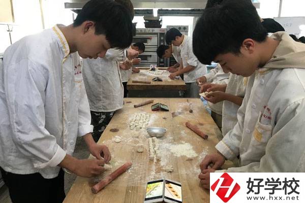 湖南懷化商業(yè)學(xué)校怎么樣？有哪些特色專業(yè)？