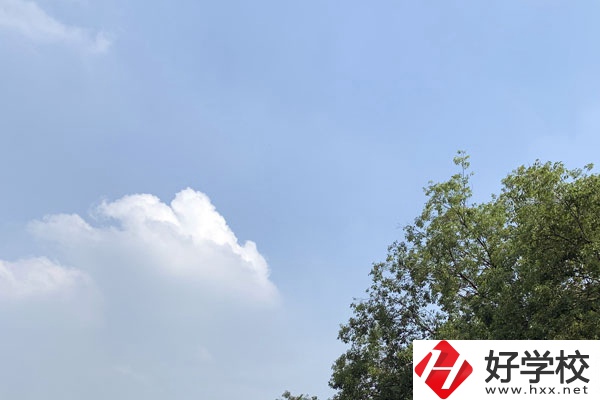 耒陽市第二職業(yè)技術(shù)學校設(shè)施設(shè)備怎么樣？