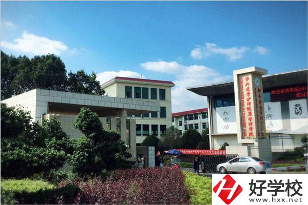 湖南外國語職業(yè)學院校門