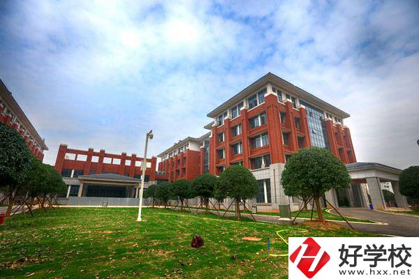湖南初升高選中專還是五年制大專？有什么學(xué)校能推薦？