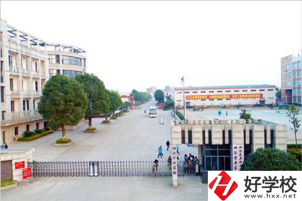 湖南護理學(xué)校的學(xué)費多少錢一年？