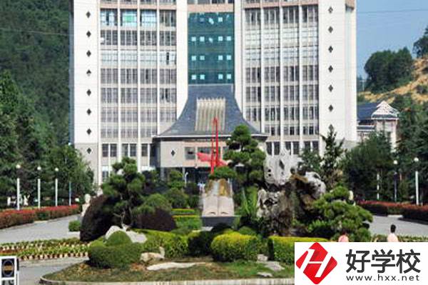 湘西州經(jīng)濟貿(mào)易學(xué)校是民辦還是公辦的？學(xué)校設(shè)施如何？
