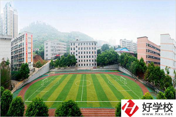 冷水江市高級(jí)技工學(xué)校運(yùn)動(dòng)場