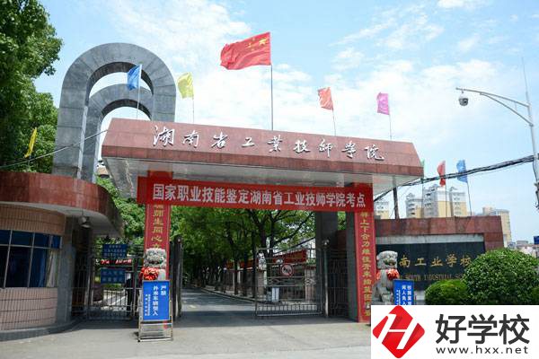 上岳陽重點公辦中職學(xué)校的費用大概是多少？