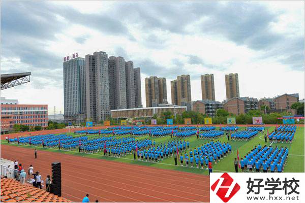 長(zhǎng)沙財(cái)經(jīng)學(xué)校是職高嗎？能不能帶手機(jī)？