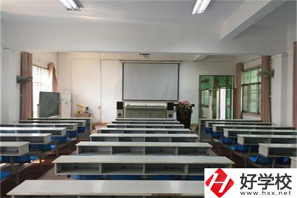 株洲市德才職業(yè)技術(shù)學(xué)校是公辦還是民辦？學(xué)費(fèi)是多少？