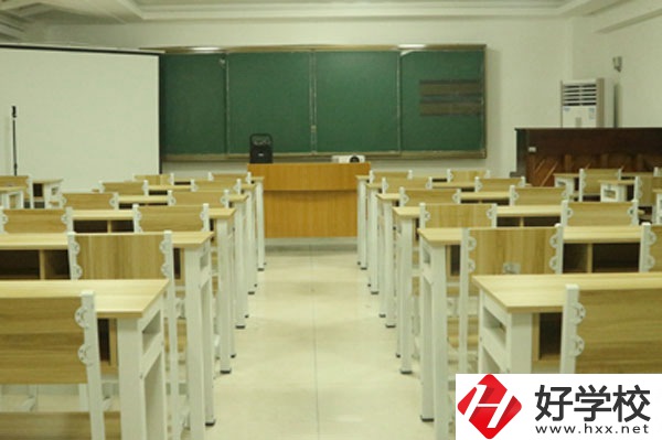 湖南長(zhǎng)沙藝術(shù)學(xué)校的學(xué)費(fèi)是多少？