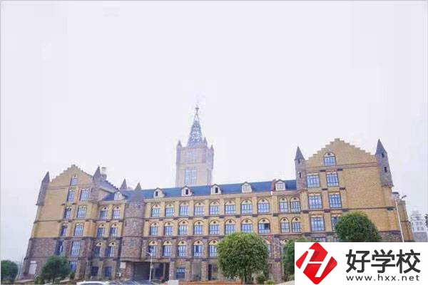 長沙拔萃中等職業(yè)學(xué)校的學(xué)費是多少？