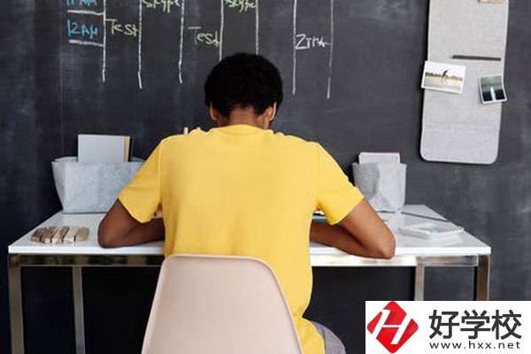 郴州有哪些公立的中專學(xué)校？專業(yè)有哪些？