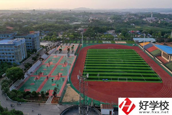 湘潭工貿(mào)中專招收往屆生嗎？