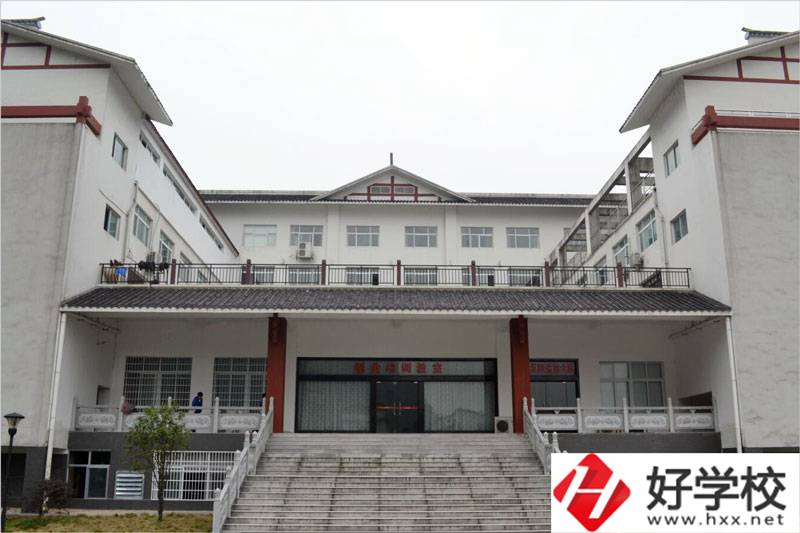 在張家界讀旅游管理專業(yè)，推薦哪所中職學(xué)校？
