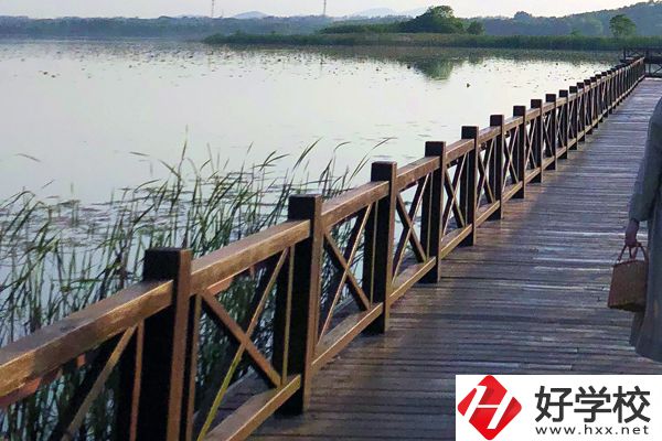 鳳凰縣育英民族學校怎么樣？有什么特色專業(yè)？