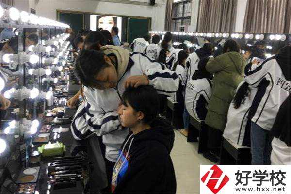 湘西有哪些學(xué)美發(fā)的中職學(xué)校？專業(yè)好就業(yè)嗎？