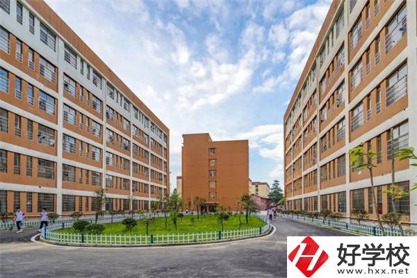 想去婁底新化楚怡工業(yè)學校該怎么走？