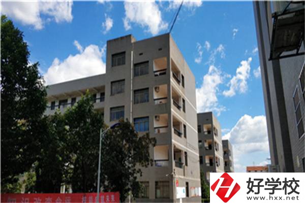 在婁底有開設(shè)航空專業(yè)的職校嗎？學(xué)航空專業(yè)有前途嗎？