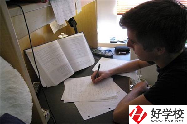 湖南分?jǐn)?shù)低選私立高中還是選職校？選職校還能統(tǒng)考嗎？