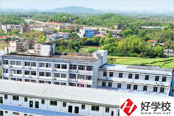湘潭科技職校的學(xué)費是多少？學(xué)校環(huán)境好嗎？